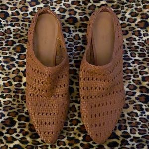 Universal Thread woven mule